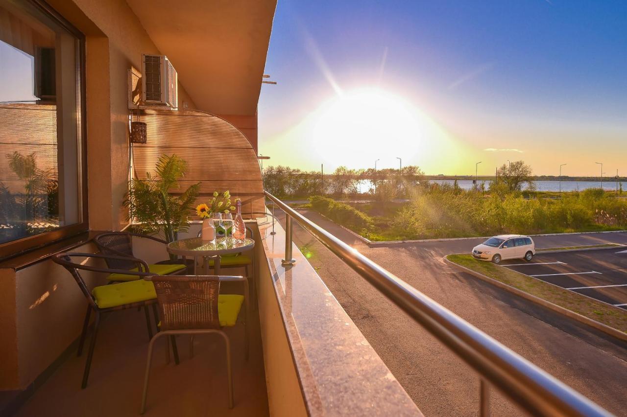 Apartment Summerland Mamaia Bagian luar foto